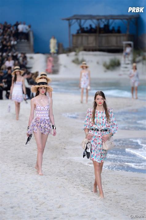 défilé chanel grand palais 2018 plage|Cap sur la plage couture de Chanel .